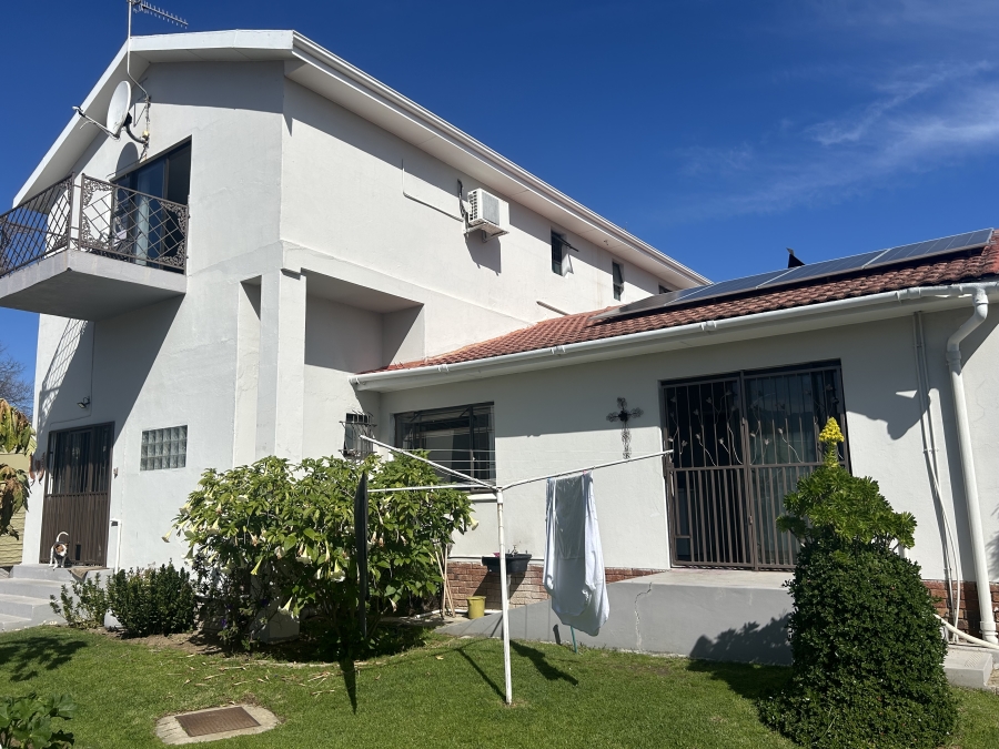 7 Bedroom Property for Sale in Uitsig Western Cape